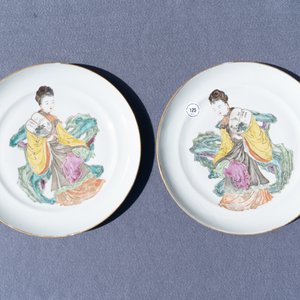 A pair of Chinese famille rose dishes with ladies holding a fan, 19th C. — 照片 5