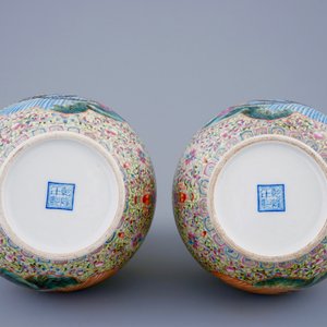 A pair of Chinese famille rose double gourd vases, Republic, 20th C. — photo 6