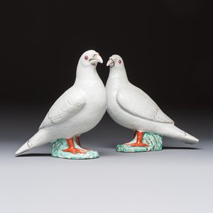 A pair of Chinese famille rose doves, Qianlong — photo 1