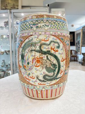 A pair of Chinese famille rose 'dragon and phoenix' garden seats, 19/20th C. — photo 1