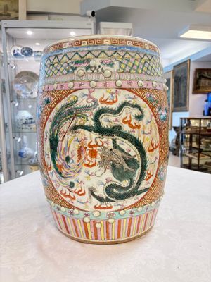 A pair of Chinese famille rose 'dragon and phoenix' garden seats, 19/20th C. — photo 3