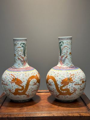 A pair of Chinese famille rose 'dragon' bottle vases, Tongzhi/Guangxu — 照片 3