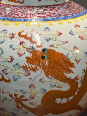 A pair of Chinese famille rose 'dragon' bottle vases, Tongzhi/Guangxu — 照片 9