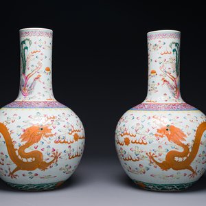 A pair of Chinese famille rose 'dragon' bottle vases, Tongzhi/Guangxu — 照片 1