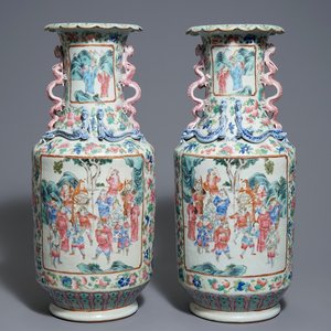 A pair of Chinese famille rose dragon-handle vases, 19th C. — 照片 1