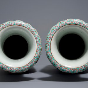 A pair of Chinese famille rose dragon-handle vases, 19th C. — 照片 5