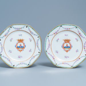 A pair of Chinese famille rose Dutch market armorial plates with the arms of Udemans, Qianlong — photo 1
