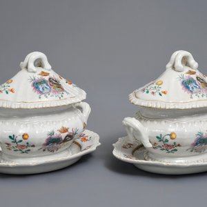 A pair of Chinese famille rose Dutch market armorial tureens on stands, arms of Nauta Beuckens and Swalue accollé, Qianlong — 照片 2
