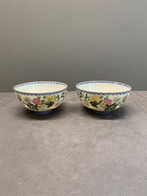 A pair of Chinese famille rose eggshell bowls with floral design, Qianlong mark, 20th C. — photo 1