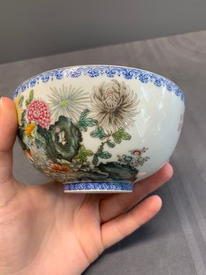 A pair of Chinese famille rose eggshell bowls with floral design, Qianlong mark, 20th C. — photo 11