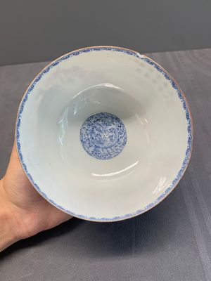 A pair of Chinese famille rose eggshell bowls with floral design, Qianlong mark, 20th C. — photo 13