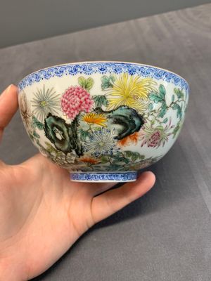 A pair of Chinese famille rose eggshell bowls with floral design, Qianlong mark, 20th C. — photo 2