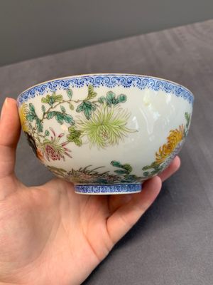 A pair of Chinese famille rose eggshell bowls with floral design, Qianlong mark, 20th C. — photo 3