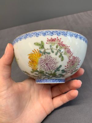 A pair of Chinese famille rose eggshell bowls with floral design, Qianlong mark, 20th C. — photo 4