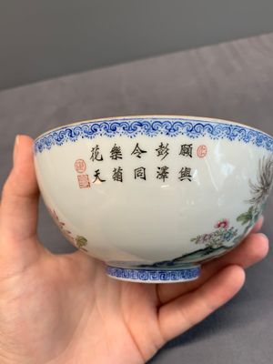 A pair of Chinese famille rose eggshell bowls with floral design, Qianlong mark, 20th C. — photo 5