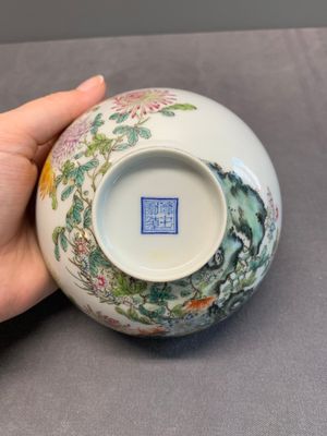 A pair of Chinese famille rose eggshell bowls with floral design, Qianlong mark, 20th C. — photo 8