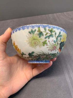 A pair of Chinese famille rose eggshell bowls with floral design, Qianlong mark, 20th C. — photo 9