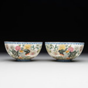 A pair of Chinese famille rose eggshell bowls with floral design, Qianlong mark, 20th C. — photo 1