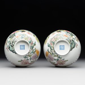 A pair of Chinese famille rose eggshell bowls with floral design, Qianlong mark, 20th C. — photo 11