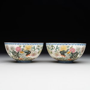 A pair of Chinese famille rose eggshell bowls with floral design, Qianlong mark, 20th C. — 照片 1
