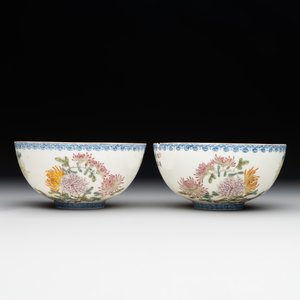 A pair of Chinese famille rose eggshell bowls with floral design, Qianlong mark, 20th C. — 照片 3