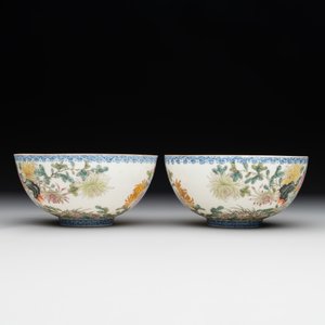 A pair of Chinese famille rose eggshell bowls with floral design, Qianlong mark, 20th C. — 照片 4