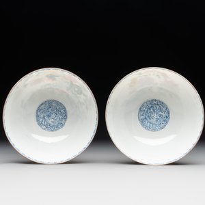 A pair of Chinese famille rose eggshell bowls with floral design, Qianlong mark, 20th C. — 照片 5