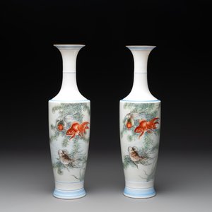 A pair of Chinese famille rose eggshell 'goldfish' vases, 20th C. — photo 1