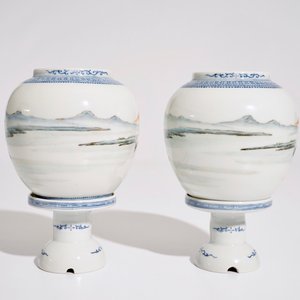 A pair of Chinese famille rose eggshell lanterns on stands, Republic, 20th C. — photo 3