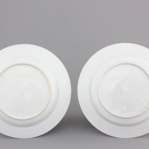 A pair of Chinese famille rose eggshell porcelain plates, Yongzheng, 1722-1735 — foto 2