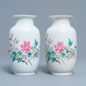 A pair of Chinese famille rose eggshell vases with floral design, Republic — 照片 1