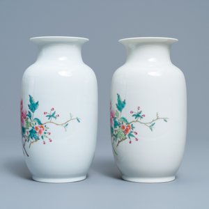 A pair of Chinese famille rose eggshell vases with floral design, Republic — 照片 2