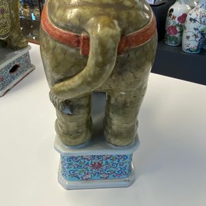 A pair of Chinese famille rose elephant-shaped garden seats, 19/20th C. — photo 24