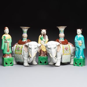 A pair of Chinese famille rose elephants carrying a 'Gu' vase and three sancai-glazed immortals, 20th C. — foto 1