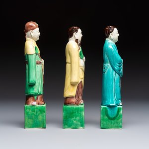 A pair of Chinese famille rose elephants carrying a 'Gu' vase and three sancai-glazed immortals, 20th C. — foto 11