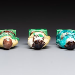 A pair of Chinese famille rose elephants carrying a 'Gu' vase and three sancai-glazed immortals, 20th C. — foto 12