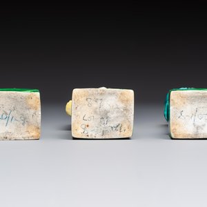 A pair of Chinese famille rose elephants carrying a 'Gu' vase and three sancai-glazed immortals, 20th C. — foto 13
