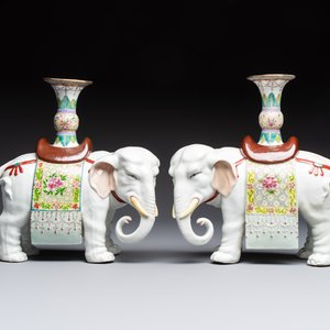 A pair of Chinese famille rose elephants carrying a 'Gu' vase and three sancai-glazed immortals, 20th C. — foto 2