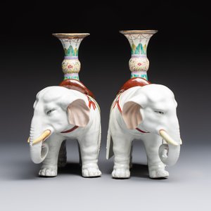 A pair of Chinese famille rose elephants carrying a 'Gu' vase and three sancai-glazed immortals, 20th C. — foto 3