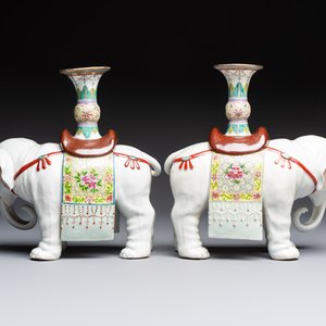 A pair of Chinese famille rose elephants carrying a 'Gu' vase and three sancai-glazed immortals, 20th C. — foto 4
