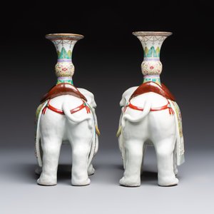 A pair of Chinese famille rose elephants carrying a 'Gu' vase and three sancai-glazed immortals, 20th C. — foto 5