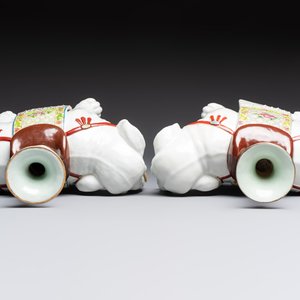 A pair of Chinese famille rose elephants carrying a 'Gu' vase and three sancai-glazed immortals, 20th C. — foto 6