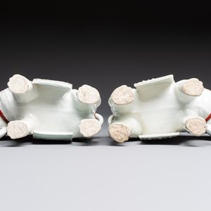 A pair of Chinese famille rose elephants carrying a 'Gu' vase and three sancai-glazed immortals, 20th C. — foto 7