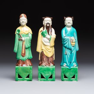 A pair of Chinese famille rose elephants carrying a 'Gu' vase and three sancai-glazed immortals, 20th C. — foto 8