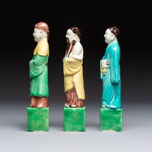 A pair of Chinese famille rose elephants carrying a 'Gu' vase and three sancai-glazed immortals, 20th C. — foto 9