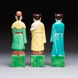 A pair of Chinese famille rose elephants carrying a 'Gu' vase and three sancai-glazed immortals, 20th C. — foto 10