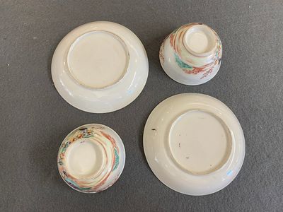 A pair of Chinese famille rose 'European subject' cups and saucers, Qianlong — 照片 2