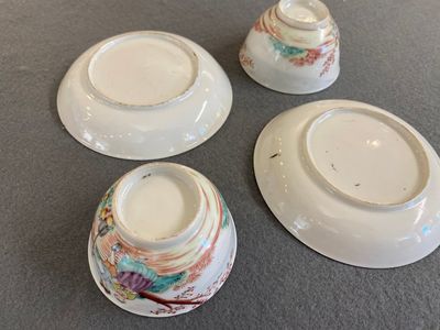 A pair of Chinese famille rose 'European subject' cups and saucers, Qianlong — 照片 3