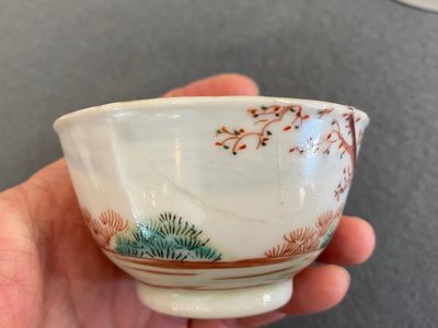 A pair of Chinese famille rose 'European subject' cups and saucers, Qianlong — 照片 5