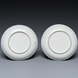 A pair of Chinese famille rose 'European subject' cups and saucers, Qianlong — 照片 3